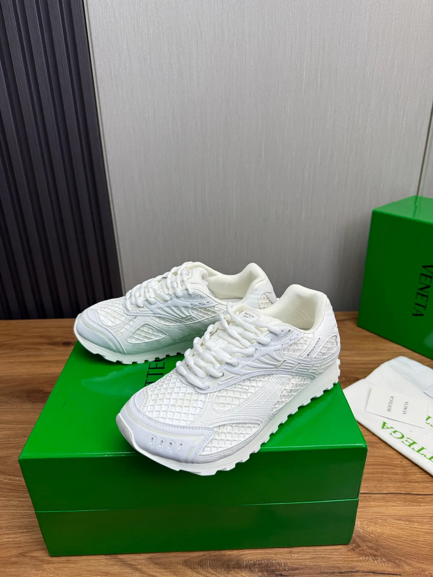 Men's men's shoes 💰620💰 BV top version 𝘽𝙊𝙏𝙏𝙀𝙂𝘼 𝙑𝙀𝙉𝙀𝙏𝘼 Orbit sneakers Wang Yibo same style couple style dad shoes 🩷💚 Runner sneakers, made of lightweight technical mesh fabric. Features a geometric patterned rubber outsole. Pay attention to the package craftsmanship ❕ High version shipping ❗️ Very nice, durable to play with and durable to make ✔️ Standard version 💯💯 The outsole is made of color-blocked TPU outsole. Women’s model 35-41 (40 41 customized) Men’s model 39-46 (45.46 customized) Equipped with original packaging
